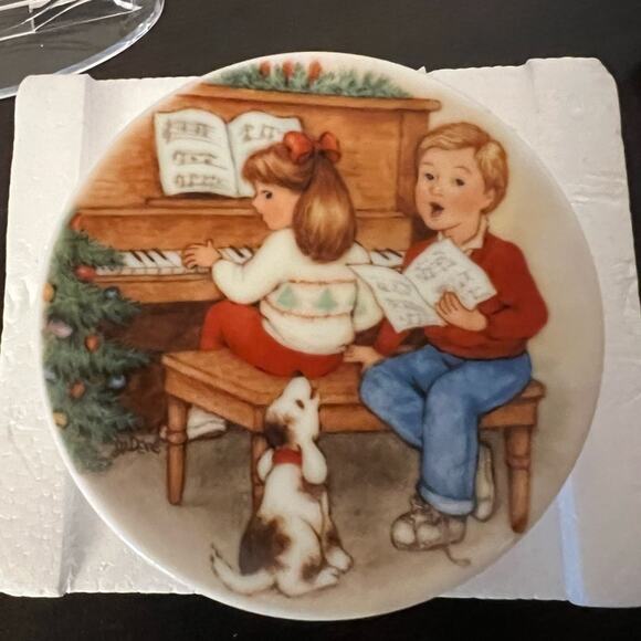 HALLMARK COLLECTORS PLATE SWEET HOLIDAY HARMONY (STAND INCLUDED) - Picture 4 of 7